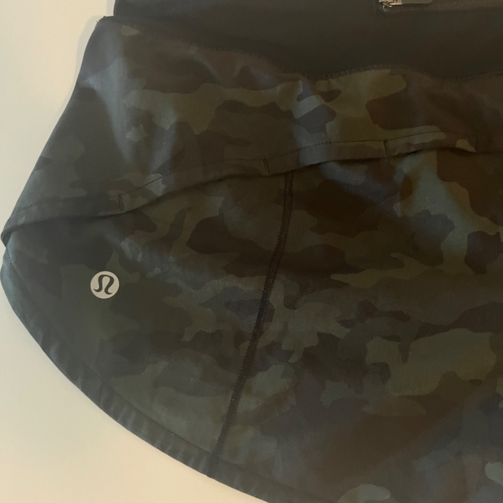 Lululemon— Speed Up MId Rise Lined short 2.5 inches - Picture 4 of 5